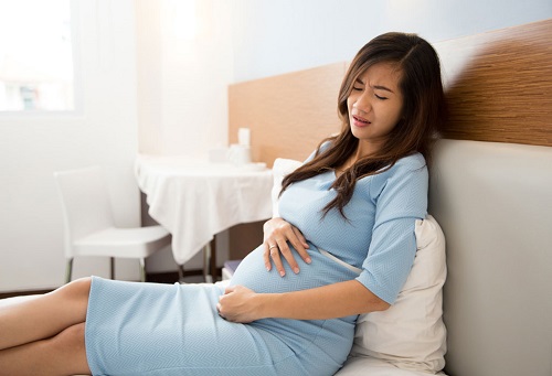 درد طبیعی و خطرناک در ماه اول بارداری درد مختصر در هفته های اول حاملگی تا حدودی طبیعی است اما مختصر 